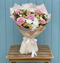 Букет цветов из:  Гвоздики, Орхидеи и Розы в Ядрино