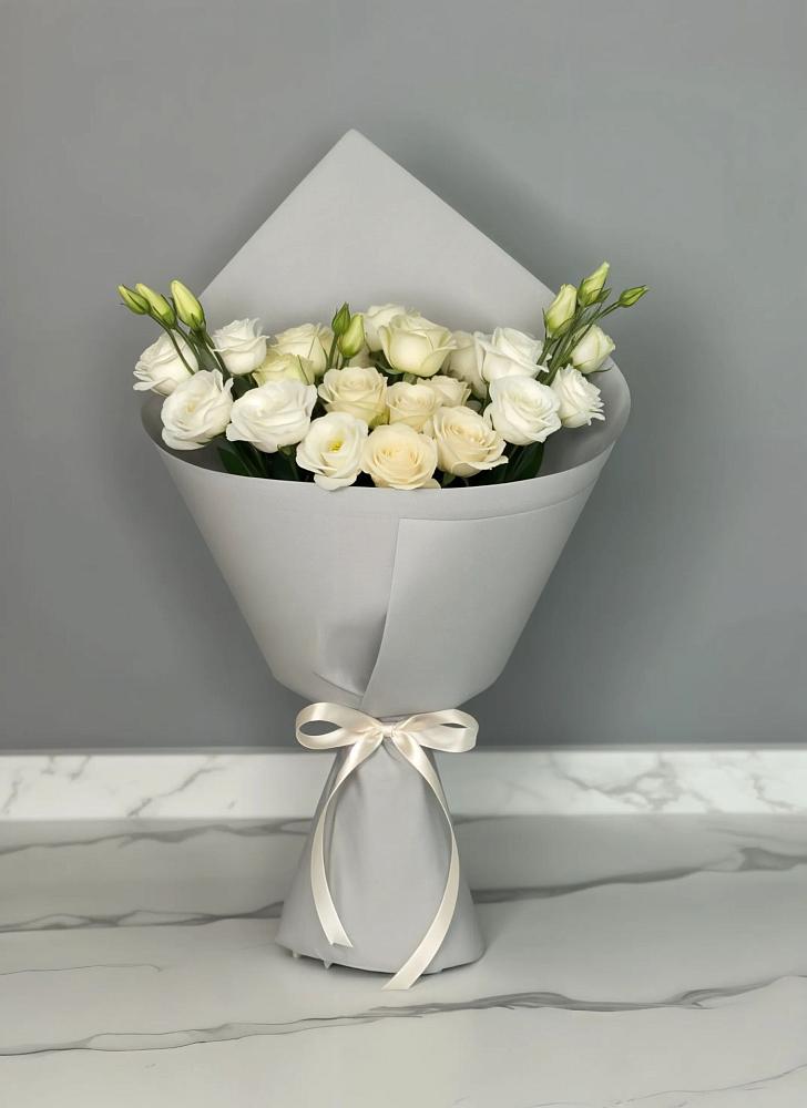 Букет цветов из: Розы и Лизиантусы в Ядрино