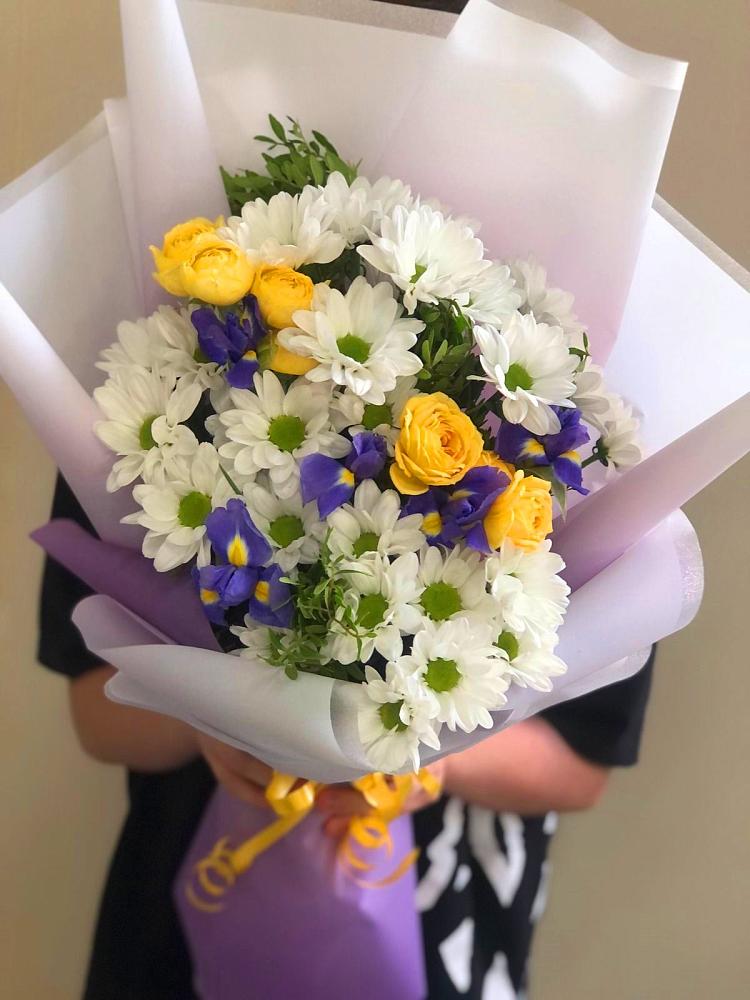 Букет цветов из: Ирисы, Хризантемы и Розы в Ядрино