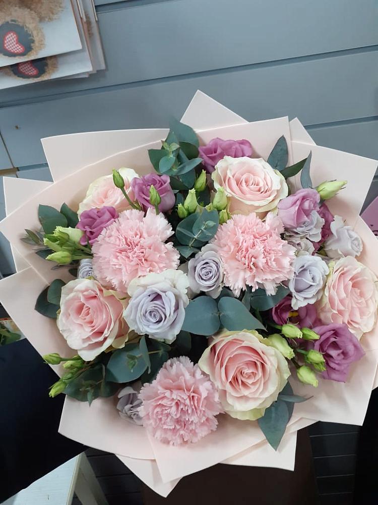 Букет цветов из: Розы, Гвоздики и Лизиантусы в Ядрино