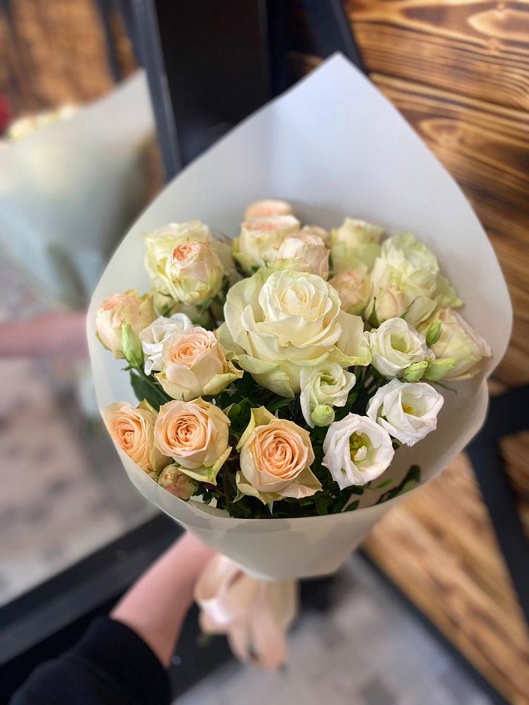 Букет цветов из: Розы и Лизиантусы в Ядрино